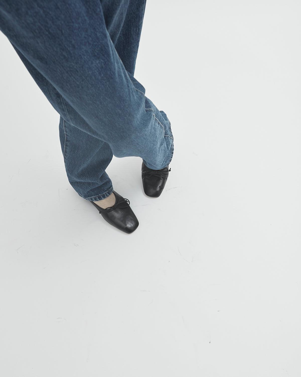 Minimal Pia Ballerina Black flats paired with jeans