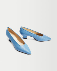Perspective view of Yuni Buffa Roma Pump shoe in Bermuda blue. Comfortable artisanal crafted designer high-heels made  in Italy with Italian Lamb Nappa leather
