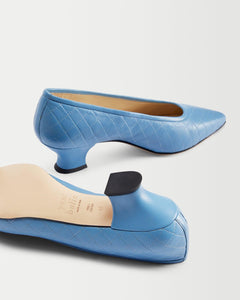 Bottom and inside view of Yuni Buffa Roma Pump shoe in Bermuda blue. Comfortable artisanal crafted designer high-heels made  in Italy with Italian Lamb Nappa leather.