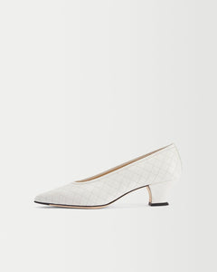 Side view of Yuni Buffa Roma Pump shoe in Cloud White. Handcrafted comfortable designer high-heels made  in Italy with Italian Lamb Nappa leather