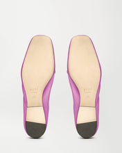 Load image into Gallery viewer, Bottom view of Yuni Buffa Pia Ballet flat designer shoe in Peony Pink. Luxury handmade square toe ballet flats made in Italy with Italian soft Lamb Nappa leather.