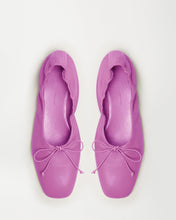Load image into Gallery viewer, Top view of Yuni Buffa Pia Ballet flat designer shoe in Peony Pink. Luxury hand crafted square toe ballet flats made in Italy with Italian soft Lamb Nappa leather