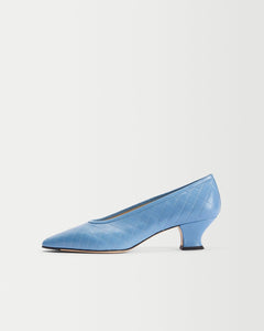 Side view of Yuni Buffa Roma Pump shoe in Bermuda blue. Handcrafted comfortable designer high-heels made  in Italy with Italian Lamb Nappa leather
