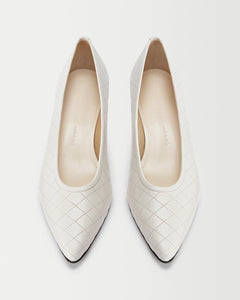 Top view of Yuni Buffa Roma Pump shoe in Cloud white color made in Italy with soft quilted Italian Lamb Nappa leather